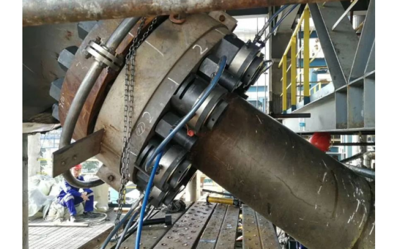 化肥氨合成塔顶盖螺栓预紧客户选用万搏体育在线注册,万搏体育（中国）KWZK液压螺栓拉伸器